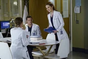 Auf die Ärzte wartet ein anstrengender Arbeitstag: Meredith (Ellen Pompeo, l.), Alex (Justin Chambers, M.) und April (Sarah Drew, r.) ... Auf die Ärzte wartet ein anstrengender Arbeitstag: Meredith (Ellen Pompeo, l.), Alex (Justin Chambers, M.) und April (Sarah Drew, r.) ...