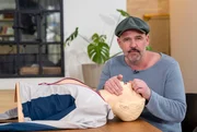 Doc Esser f&uuml;hrt an einer Reanimationspuppe vor, wie man eine Mund-zu- Mundbeatmung durchf&uuml;hrt.