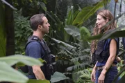 McGarrett (Alex O'Loughlin, l.) nutzt den Fall, um den Richter dazu zu bringen, das Verfahren gegen Alicia Brown (Claire Forlani, r.) aufzuschieben, da das Five-0 Team dringend ihre Expertise als Profilerin f&uuml;r die Suche nach dem M&ouml;rder braucht ...
