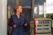 Es weht ein scharfer Wind auf dem Land: Die attraktive Weda (Floriane Daniel) beobachtet den neuen Betreiber der gegen&uuml;berliegenden Tankstelle - und macht es dem Konkurrenten nicht gerade leicht ...