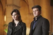 Verfolgen Richard Castle (Nathan Fillion, r.) und Kate Beckett (Stana Katic, l.) wirklich die richtige Spur, oder sind sie auf dem Holzweg?