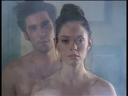 Um Paige (Rose McGowan, r.) zu einer schlechten Tat anzustiften, nimmt die Quelle des B&ouml;sen die Gestalt von Shane (Jordan Bridges, l.) an ...