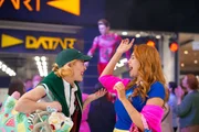Ivy (Palina Rojinski, r.) und Emma (Alli Neumann, l.) feuern Rafael (Gustav Schmidt) bei seinem Modeljob an. Ivy (Palina Rojinski, r.) und Emma (Alli Neumann, l.) feuern Rafael (Gustav Schmidt) bei seinem Modeljob an.