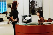 Als sich Andy (Anne Hathaway, r.) pl&ouml;tzlich vollkommen ver&auml;ndert und an die Glitzerwelt in NYC anpasst, macht sich Mirandas erste Assistentin Emily (Emily Blunt, l.) gro&szlig;e Sorgen um ihren Job ...
