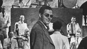 Ilja Trauberg, Regisseur, mit Sonnenbrille, in den Moskauer Ateliers, 1940, w&auml;hrend der Arbeit an seinem Film "Konzert-Walzer".
