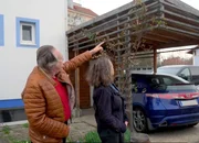 Herr und Frau T. zeigen ihr Carport, das von Handwerks-Betr&uuml;gern repariert wurde &ndash; unprofessionell und um sehr viel Geld
