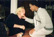 Nach Brocks Angriff scheint alles hoffnungslos, doch dann macht Johnny (Sascha Gluth) Wilhelmina (Dennenesch Zoude) einen Heiratsantrag.