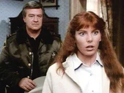 Sybil Reed (Page Hannah) hat mit ihrem Enthüllungsbuch die ruhige Kleinstadt Cabot Cove in helle Aufregung versetzt. Sybil Reed (Page Hannah) hat mit ihrem Enthüllungsbuch die ruhige Kleinstadt Cabot Cove in helle Aufregung versetzt.