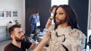 Beim Videodreh f&uuml;r Heroes. Conchita wird in Haute Couture gekleidet.