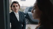 Anw&auml;ltin Johanna Deich (Deniz Orta, l.) m&ouml;chte Kathleen (Franziska Hartmann) juristisch beraten.