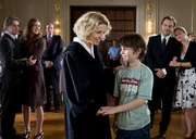 Dank der Weisheit von Richterin Lena (Michaela May, Mitte) hat der kleine Moritz (Orlando Lenzen) nun zwei Elternpaare, die sich um ihn sorgen: Den Kneipier Rene (Aleksandar Jovanovic, 2.v.re.) und seine Frau Karin (Sonsee Neu, re.) und den Chorleiter Franz (Max Herbrechter, li.) und dessen Frau Amelie (Deborah Kaufmann). Dank der Weisheit von Richterin Lena (Michaela May, Mitte) hat der kleine Moritz (Orlando Lenzen) nun zwei Elternpaare, die sich um ihn sorgen: Den Kneipier Rene (Aleksandar Jovanovic, 2.v.re.) und seine Frau Karin (Sonsee Neu, re.) und den Chorleiter Franz (Max Herbrechter, li.) und dessen Frau Amelie (Deborah Kaufmann).