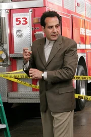 Erstaunlicherweise kann der blinde Monk (Tony Shalhoub) seinen Kollegen nach tastender Untersuchung des Tatorts einige sehr wertvolle Hinweise liefern, die zur Ergreifung des Brandstifters und M&ouml;rders f&uuml;hren.