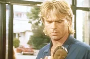 MacGyver (Richard Dean Anderson) &uuml;berlegt, welche Bedeutung die Puppe haben k&ouml;nnte.