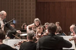 Die niederl&auml;ndische Violonistin Janine Jansen mit dem Symphonieorchester des Bayerischen Rundfunks unter der Leitung von Iv&aacute;n Fischer.