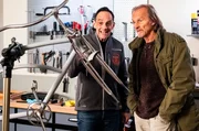 Von links: Mike (Harry Blank) hofft, dass er Sascha (Eisi Gulp) davon &uuml;berzeugen kann, ein weiteres Rad zu entwerfen.