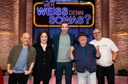 Moderator Kai Pflaume (M.) und seine Rateteam-Kapit&auml;ne Bernhard Ho&euml;cker (l.) und Elton (r.) begr&uuml;&szlig;en in dieser Sendung die Schauspielerin Mechthild Gro&szlig;mann (2.v.l.) und den Schauspieler und S&auml;nger Axel Prahl (2.v.r.).