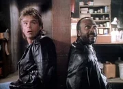 Frank (Cleavon Little, r.) und MacGyver (Richard Dean Anderson, l.) sind gefesselt worden.