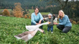 Tina (31) hatte im Bekanntenkreis viele Menschen mit der Ansicht, dass Homosexualit&auml;t eine Krankheit ist. Trotzdem ist sie mit ihrer Ehefrau Sarah (30) in ihr Heimatdorf im Schwarzwald zur&uuml;ck gezogen, als der Kinderwunsch zustande kam. Sie lieben die Natur, doch das Leben auf dem Land ist f&uuml;r die Regenbogenfamilie nicht immer einfach.