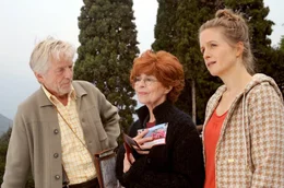Davon hat Lotti (Cornelia Froboess, Mitte) immer getr&auml;umt: Endlich am Gardasee. Ihr Mann Heinz (Willem Menne) und Enkelin Eva (Julia Nachtmann) sind mit dabei.
