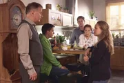 Lisa (Ella Zirzow, re.) und Jonas (Anthony Petrifke, 2.v.li.) haben Roland Heilmann (Thomas R&uuml;hmann, li.) am Flughafen versetzt. Als Roland nach Hause kommt ist er stinkw&uuml;tend. Charlotte Gaus (Ursula Karusseit, 2.v.re.) und Jakob Heilmann (Karsten K&uuml;hn, 3.v.re.) versuchen erfolglos zu vermitteln. Alle wissen, dass dieses erste Weihnachten ohne Pia unertr&auml;glich wird, doch eine Flucht in einen Urlaub, so wie Roland das geplant hat, ist f&uuml;r niemanden eine L&ouml;sung.