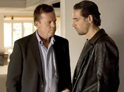 WDR Fernsehen MANKELLS WALLANDER - DER WUNDE PUNKT (Den svaga punkten), Schweden/Deutschland 2005, Regie Jonas Grimas, am Mittwoch (11.04.12) um 22:55 Uhr. Kommissar Wallander (Krister Henriksson, l) und sein Kollege Stefan Lindman (Ola Rapace) stehen vor einem R&auml;tsel.