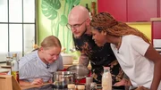 Heute kochen die Schulfreundinnen Laura und Kamsi zusammen mit ihrem Geschichtslehrer Herr Fehringer Jollof-Reis mit gebratener Kochbanane.