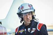 Nachdem Steve McGarretts (Alex O'Loughlin) ehemaliger Kamerad Ronnie vermutet, Sabotage sei Grund f&uuml;r den Tod eines Piloten bei einer Flugshow, soll Steve Nachforschungen anstellen ...