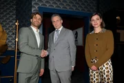Die Gerners Julian (Onno Bu&szlig;, l.), Jo Gerner (Wolfgang Bahro) und Matilda (Anna-Katharina Fecher) demonstrieren in schwierigen Zeiten Zusammenhalt.