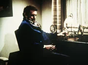 Der verbitterte Mark (Victor French) hat sich von Jonathan getrennt und sucht Zuflucht im Alkohol ...