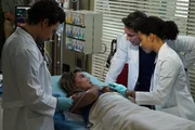 Andrew (Giacomo Gianniotti, l.), Nathan (Martin Henderson, 2.v.r.) und Maggie (Kelly McCreary, r.) k&uuml;mmern sich um Claire (Samaire Armstrong, 2.v.l.) und m&uuml;ssen dabei feststellen, dass sie unter Schizophrenie leidet und seit 12 Jahren von Zuhause verschwunden ist ...