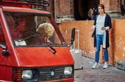Um Andrea (Anja Kling) zu helfen, kapert Helga (Christine Schorn, links) kurzerhand ein Auto.