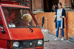 Um Andrea (Anja Kling) zu helfen, kapert Helga (Christine Schorn, links) kurzerhand ein Auto.