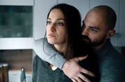 Ehemann Robert (Bozidar Kocevsk) versucht seiner Frau Kathleen (Franziska Hartmann) Trost zu spenden.