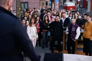 Tobias (Patrick M&uuml;ller, l. R&uuml;ckansicht) l&auml;sst seine Freunde nach seiner harten Ansage ersch&uuml;ttert zur&uuml;ck. Vordere Reihe v.l.: Naomi (Nadine Menz), Dana (Viola Wedekind), Esma (&Ouml;zge Delioglan), Ronja (Theresa Traser), Paco (Milos Vukovic), Bambi (Ben Heinrich), Easy (Lars Steinh&ouml;fel), Baris (Metehan Demir&ouml;z), Ringo (Timothy Boldt)