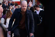 Tobias (Patrick M&uuml;ller) l&auml;sst seine Freunde nach seiner harten Ansage ersch&uuml;ttert zur&uuml;ck.