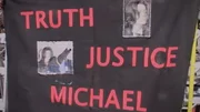 Wahrheit, Gerechtigkeit, Michael? Fans fordern mit Transparenten Gerechtigkeit für den "King of Pop". Wahrheit, Gerechtigkeit, Michael? Fans fordern mit Transparenten Gerechtigkeit für den "King of Pop".