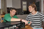 Zac (Jascha Rust, re.) sieht den Schaden an Leons Stereoanlage ganz locker und schl&auml;gt Vince (Vincent Kr&uuml;ger) vor, einfach eine neue Anlage zu kaufen. Doch dem widerstrebt das Ganze. Wird er Leon die Wahrheit sagen?