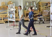 Sind &uuml;berzeugt, dass mit dem Flugzeugabsturz etwas faul ist: McGarrett (Alex O'Loughlin, l.) und Danni (Scott Caan, r.) ...