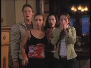 Zum ersten Mal stehen Leo (Brian Krause, l.), Phoebe (Alyssa Milano, 2.v.l.), Paige (Rose McGowan, 2.v.r.) und Piper (Holly Marie Combs, r.) der Quelle allen B&ouml;sen gegen&uuml;ber ...