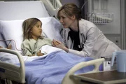 Bei der Behandlung der kleinen Emily (Rachel Eggleston, l.) bekommt das Team Unterst&uuml;tzung von deren Mutter Elizabeth (Jessica Collins, r.), die sich auf die Krankheit ihrer Tochter spezialisiert hat.