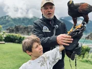 Auf der Burg Landskron in K&auml;rnten begegnen die &bdquo;Abenteuer-Checker&ldquo; Benni und Gucki hautnah Greifv&ouml;geln wie diesem W&uuml;stenbussard.