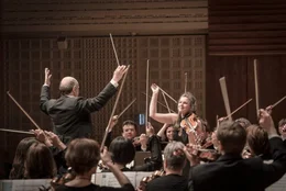 Die niederl&auml;ndische Violonistin Janine Jansen mit dem Symphonieorchester des Bayerischen Rundfunks unter der Leitung von Iv&aacute;n Fischer.