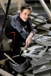 Der Installations-Künstler Hanns Helge (Max von Thun) vor der Fertigstellung seines neuesten Werks Der Installations-Künstler Hanns Helge (Max von Thun) vor der Fertigstellung seines neuesten Werks