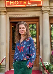 Mascha Hillinger (Meike Droste) und ihre Schwester Karin Berger &uuml;bernehmen voller Elan die Leitung im Hotel Heidelberg.