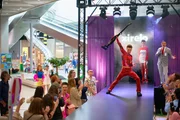 Rafael (Gustav Schmidt) zeigt Ivy (Palina Rojinski) und ihrer Freundin Emma (Alli Neumann) sein Talent als Model. Rafael (Gustav Schmidt) zeigt Ivy (Palina Rojinski) und ihrer Freundin Emma (Alli Neumann) sein Talent als Model.
