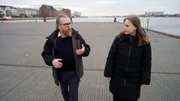 D&auml;nemark: Reporterin Isabella Purkart im Interview mit einem vom medikamenten-Notstand betroffenen Vater.