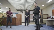 L-R: Junior (Beulah Koale) und Adam (Ian Anthony Dale) geben McGarrett (Alex O'Loughlin) R&uuml;ckendeckung, als ein Bank&uuml;berfall ihn dazu zwingt, einen potenziell herzzerrei&szlig;enden Fehler zu begehen