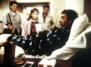 Wendy Ann (Alyson Croft, 2.v.l.) besucht mit ihrer Mutter (Alexandra Borrie, l.) und ihrem Vater (Michael Anderson jr., 2.v.r.) Lebensretter Mark (Victor French, r.) im Krankenhaus, wo er sich von dem &uuml;berstandenen Schrecken erholt.