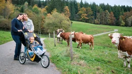 Tina (31) und ihre Ehefrau Sarah (30) leben in einem kleinen Dorf im Schwarzwald. Sie wollen, dass ihr Kind naturverbunden aufw&auml;chst, obwohl das Leben in der Stadt f&uuml;r das lesbische Paar einfacher w&auml;re.