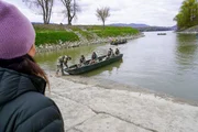 Lisa Gadenst&auml;tter beobachtet Pioniere in Melk bei einer milit&auml;rischen &Uuml;bung am Wasser.